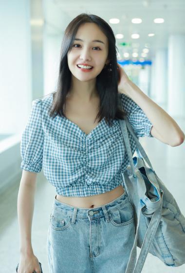 女生露脐装肚子中枪
