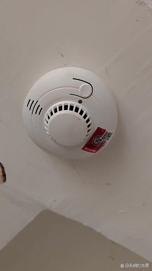 酒店房内烟雾报警器会闪红灯吗