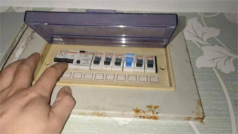 晚上电闸推上去几分钟就滑下来了游戏截图