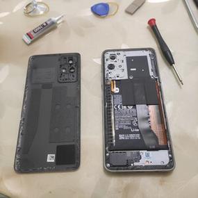手机后盖碎了电池露出来能用吗