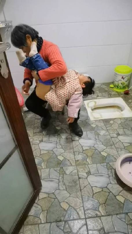小孩拉粑粑的视频