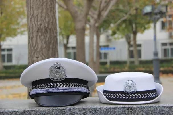 交警为什么是白色帽子