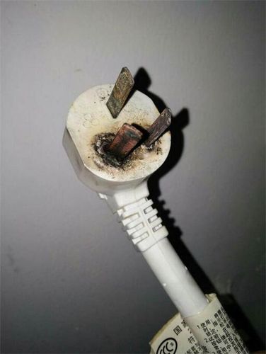 插头轻微烧黑了还能用吗
