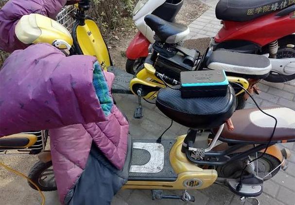 电动车电瓶一会绿一会红