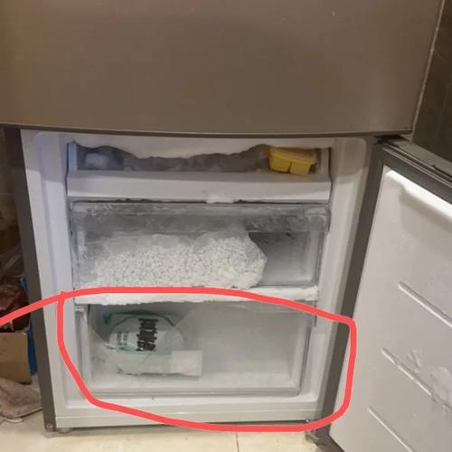 海尔冰箱中间的抽屉如何拿掉
