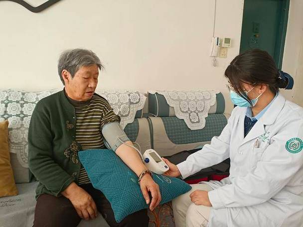 小腹坠胀下面潮湿怎么回事