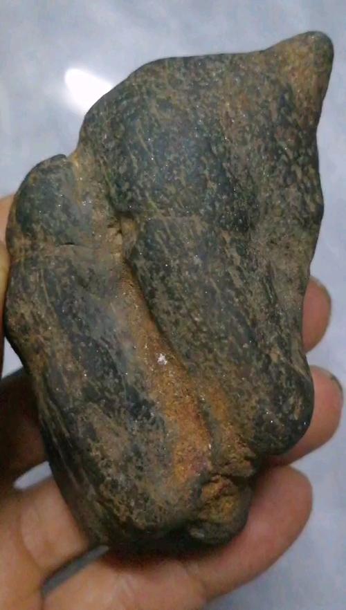 有闪粉一样闪闪发光的石头