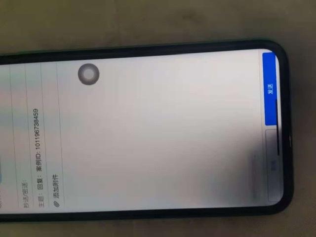 手机屏幕有淡淡的阴影