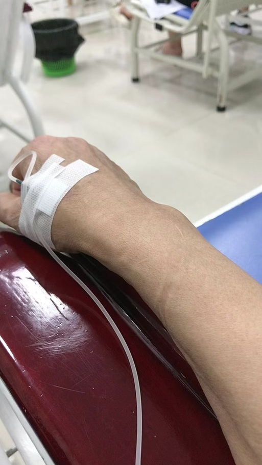 生病吊针的图片
