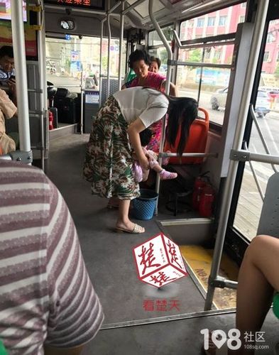 女子公交车拉肚子