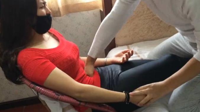 肚脐美女被打肚子庠痒男手