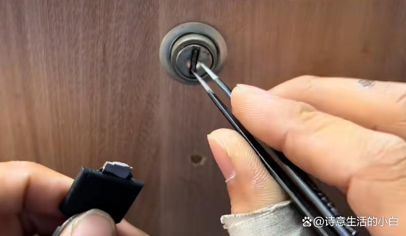 锁断在锁芯里怎么取出来