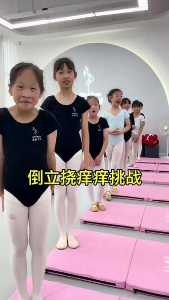舞蹈生被挠痒痒搞笑视频