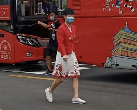 孙颖莎穿休闲裙子