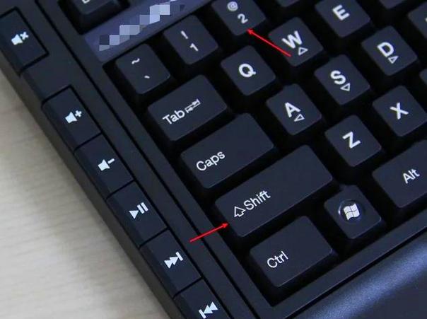 电脑按键上下面的字符如何切换输入