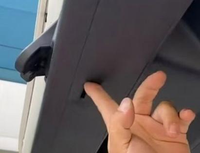 车钥匙锁后备箱怎么打开