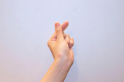 男生手势比心照片