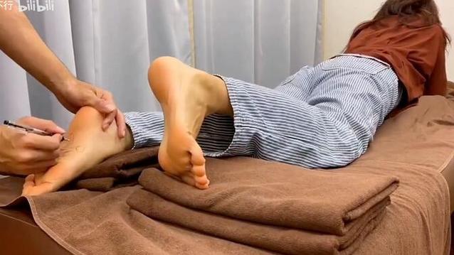 挠暴走的小药脚板心痒