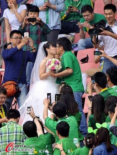 世界杯看台女球迷向男友求婚