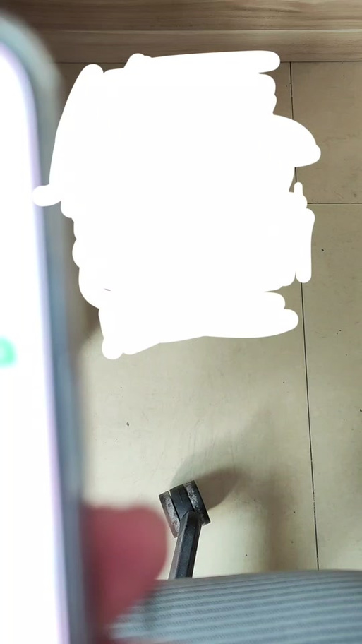苹果屏幕敲起来空空的