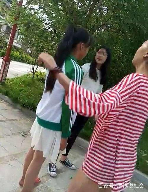 打架的美女