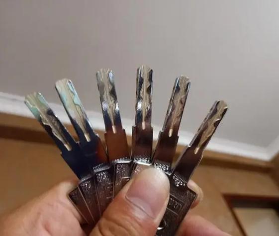 钥匙拔不出来也转不动缩略图