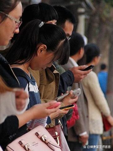 玩手机多了对脑子有影响吗