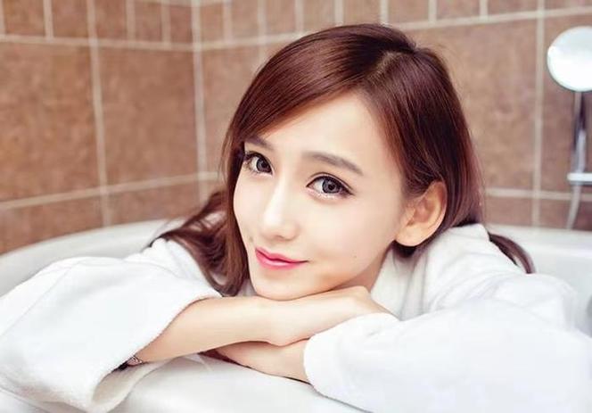 赞美美女品行很好的诗词