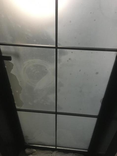 阴天屋里潮湿什么原因