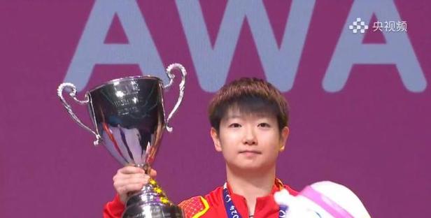 孙颖莎依旧把吉祥物放奖杯里