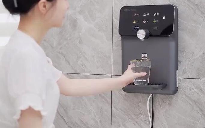壁挂式饮水机安装视频