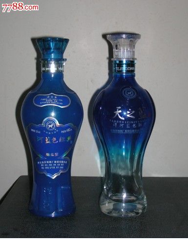 蓝色酒瓶的酒叫什么