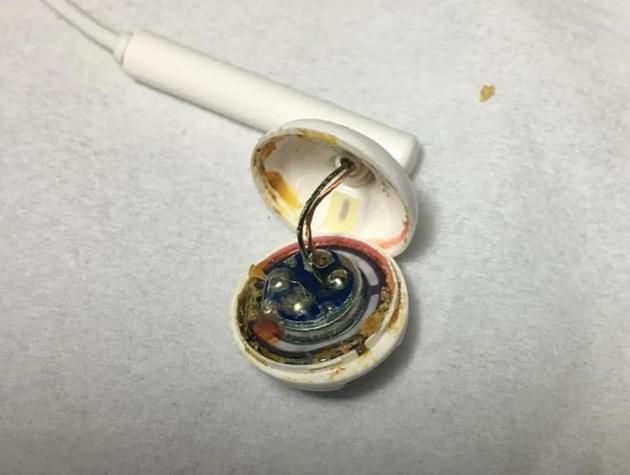 为什么手机拔下耳机后声音很小