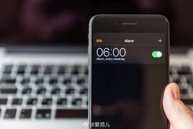iphone闹钟自动响,没设置