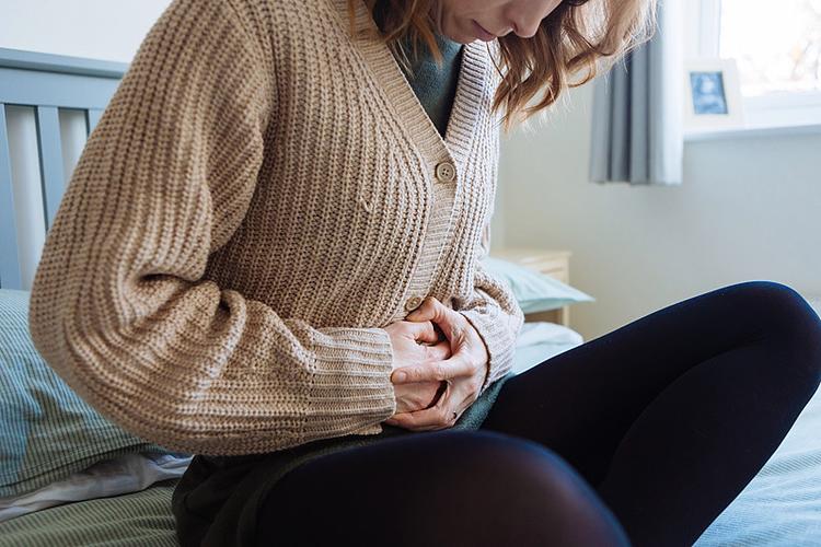 女人肚子疼捂肚子视频缩略图