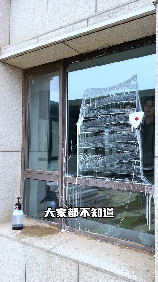 怎样擦外面够不到的玻璃