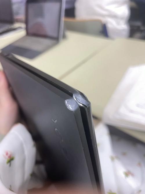华为笔记本屏幕边角翘起