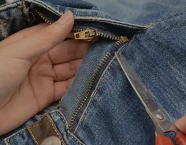 衣服拉链底部布碎了