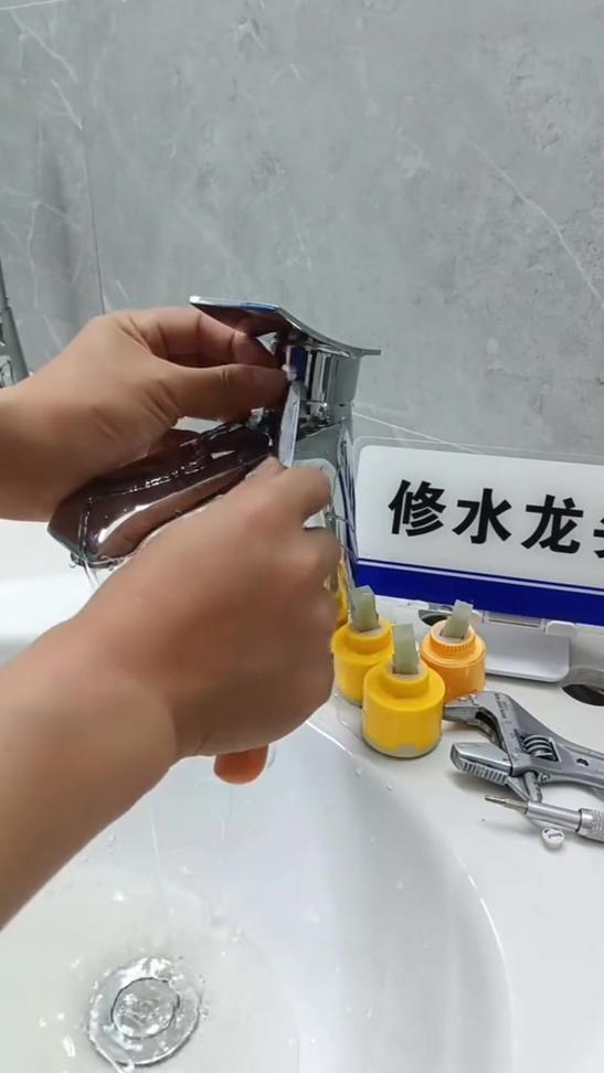 断了的水龙头怎么取出来