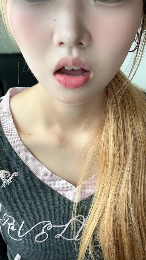 女生吐舌头暗示啥