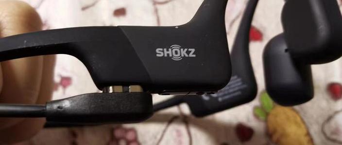 shokz耳机音量键在哪