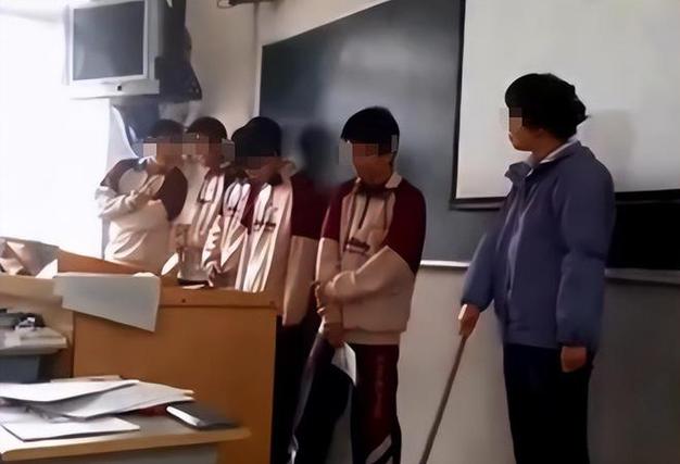 老师让学生自己打自己合理