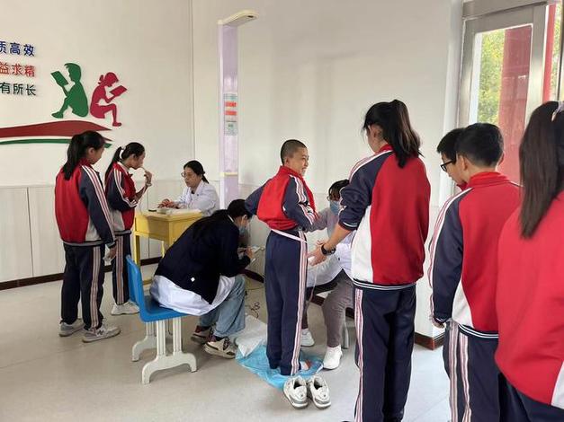 初中体检脱鞋刮脚心实验