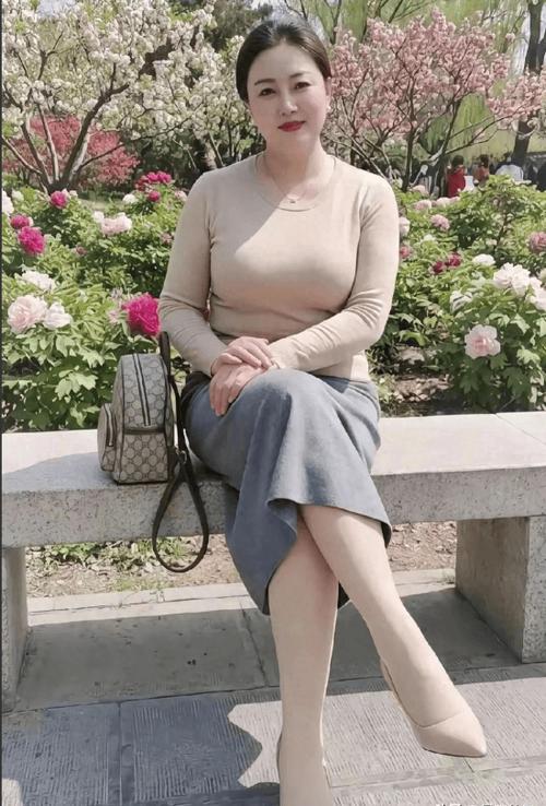穿成中年妈妈的绝美小说游戏截图