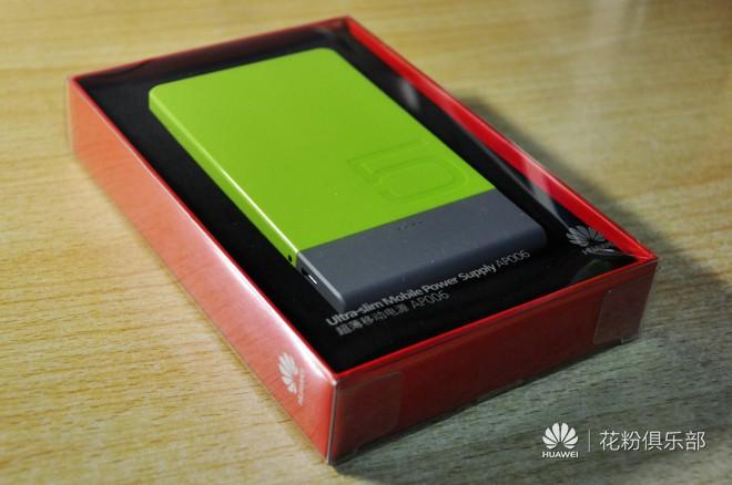 华为移动电源充电时绿色