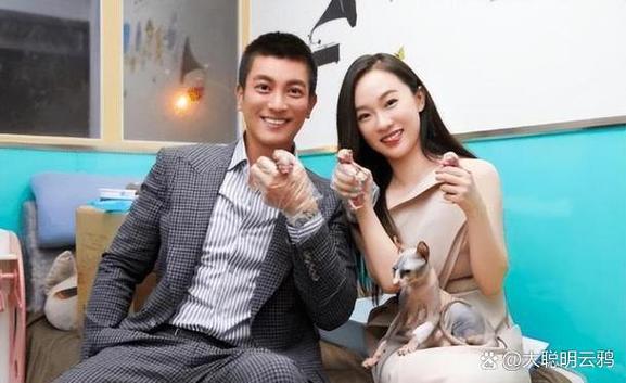 夫妻走路一前一后相隔三米