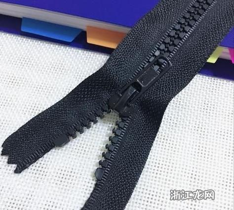拉链往上拉可以往下拉不动
