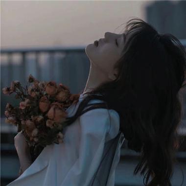 看淡一切释然的头像女