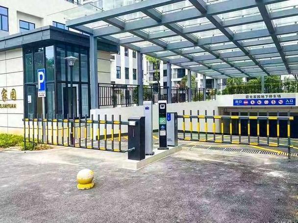 小区道闸怎么免费通过
