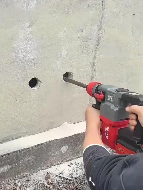 墙上想钻个洞用什么工具